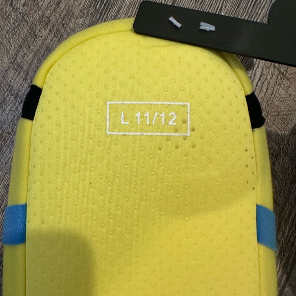 New Minion Adult Slippers 11/12 Large - Picture 2 of 2